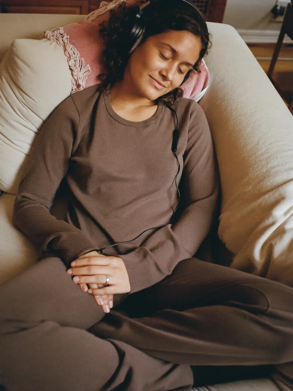 Femeie care ascultă frecvențele